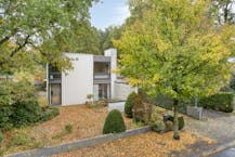 Vrijstaand huis langs de Zilversparrenstraat te Sint-Kruis (Brugge)