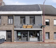 Handelspand met woonst op markt van Ruiselede
