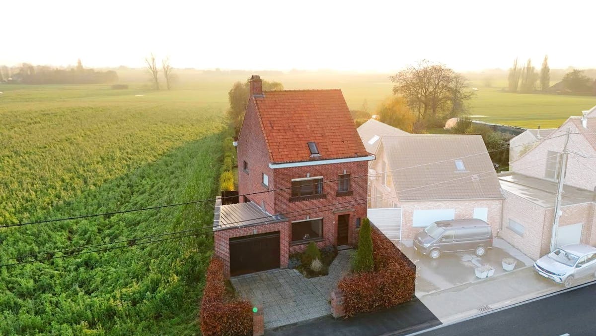 Halfopen bebouwing met 4 slaapkamers en garage in Langemark