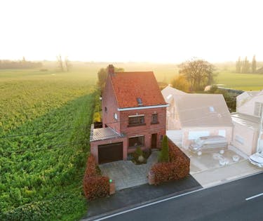 Halfopen bebouwing met 4 slaapkamers en garage in Langemark