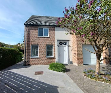 Halfopen woning te koop met zonnige tuin in Beringen