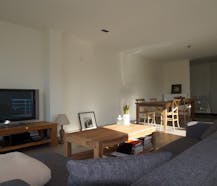 Bijzonder groot appartement met twee slaapkamers te huur!