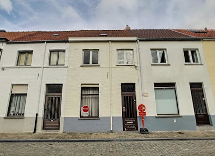 Charmant, te renoveren huis te koop in hartje Brugge