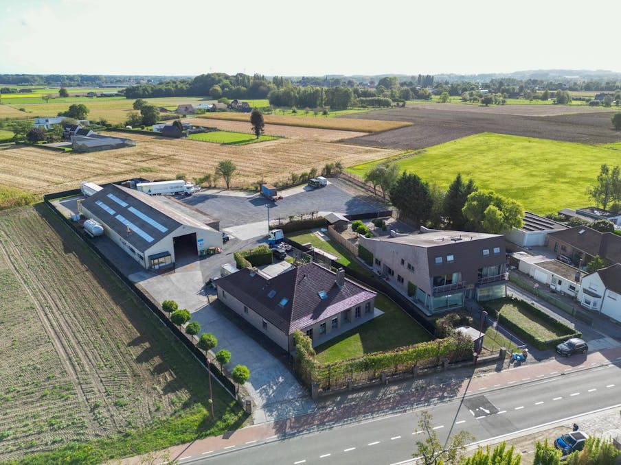 Magazijn (800 m²) met woonst (381 m²) te koop in Merelbeke