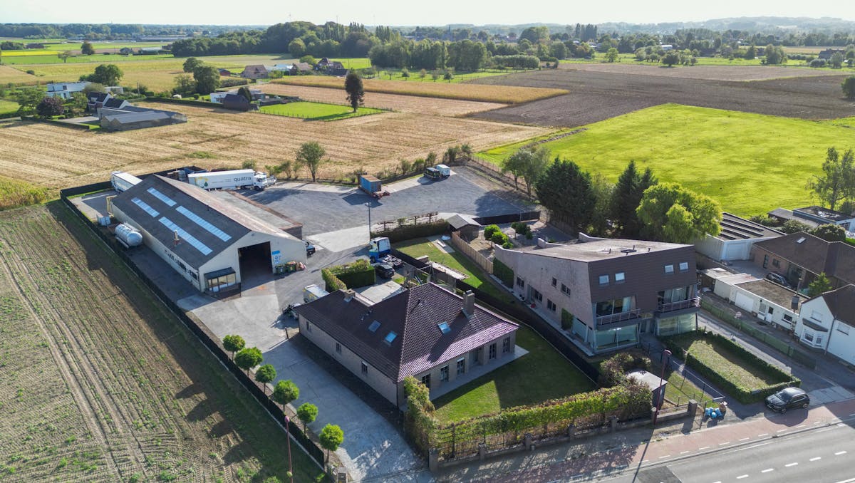 Magazijn (800 m²) met woonst (381 m²) te koop in Merelbeke