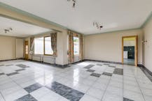 Statige te renoveren villa te koop met zwembad in Zuienkerke