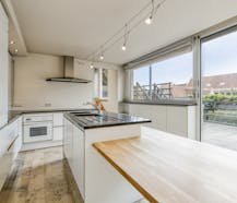 Woning met handelsgelijkvloers, atelier en garages te Veurne