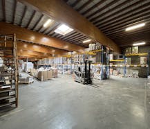 Magazijn (1.450 m²) met kantoren (591 m²) te huur in Zulte