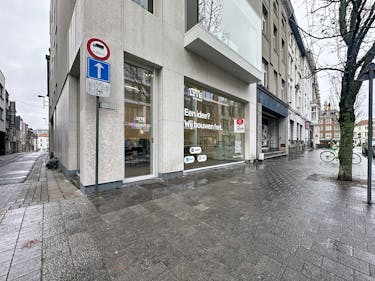 Handelspand van ca. 50 m² te huur in centrum Kortrijk