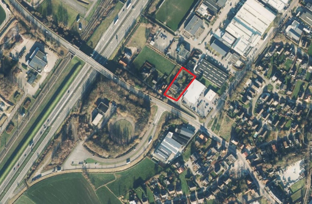 Polyvalent gebouw met groot appartement te koop in Brecht.