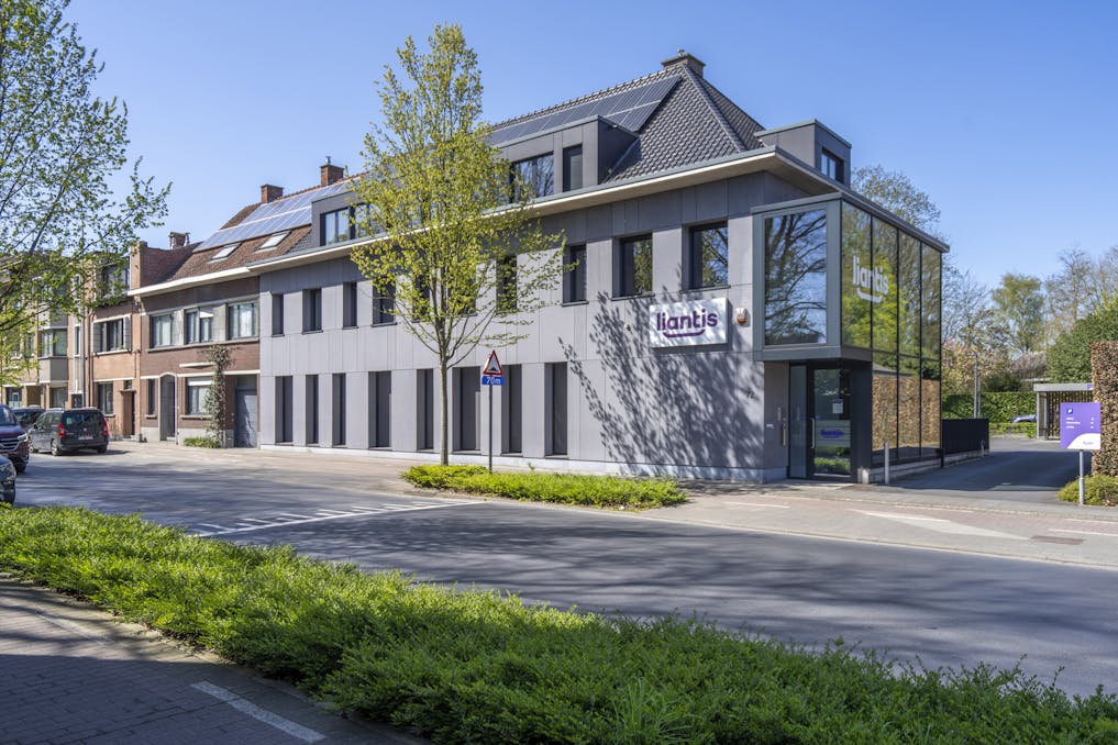 Prachtig kantoorgebouw op centrale ligging te Izegem.