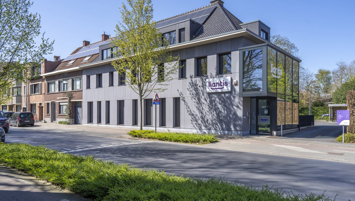 Prachtig kantoorgebouw op centrale ligging te Izegem.