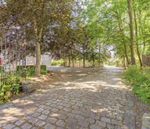 Statige landelijke woning met vijver en bijgebouw op ruim 8.000m²