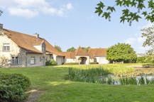 Statige landelijke woning met vijver en bijgebouw op ruim 8.000m² 