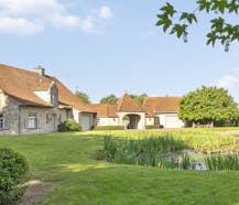 Statige landelijke woning met vijver en bijgebouw op ruim 8.000m²