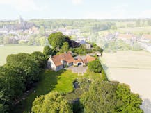 Statige landelijke woning met vijver en bijgebouw op ruim 8.000m² 