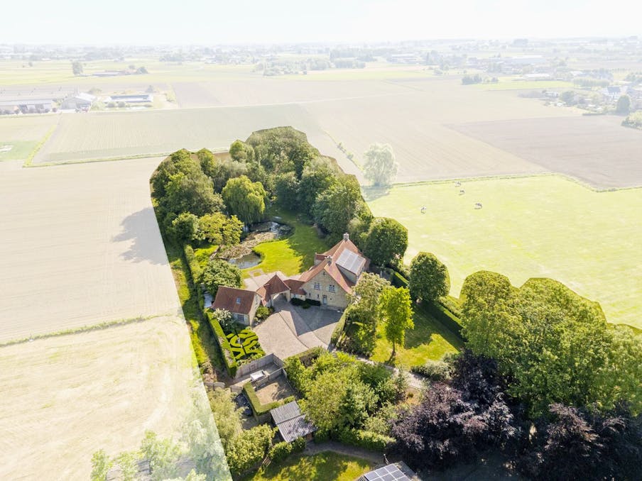 Statige landelijke woning met vijver en bijgebouw op ruim 8.000m² 