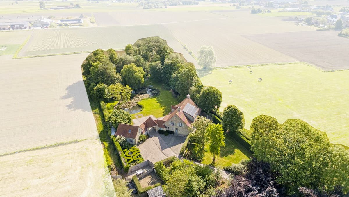 Statige landelijke woning met vijver en bijgebouw op ruim 8.000m²