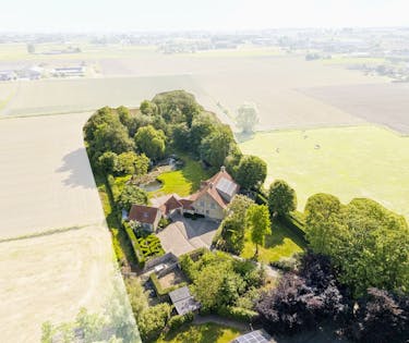 Statige landelijke woning met vijver en bijgebouw op ruim 8.000m²
