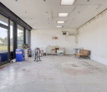 Magazijn met woonst en burelen in Adegem (Maldegem)