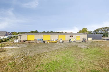 Magazijn met woonst en burelen in Adegem (Maldegem)