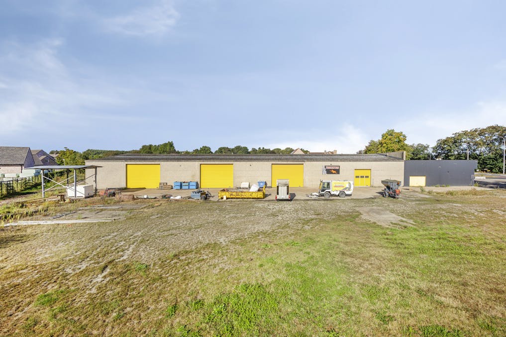 Magazijn met woonst en burelen in Adegem (Maldegem)