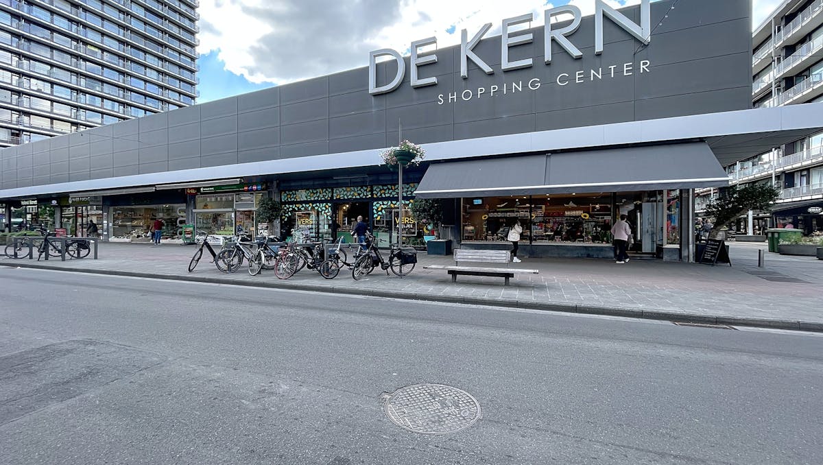 Handelspand in shoppingcenter 'De Kern' in Wilrijk te koop.