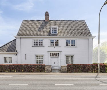 Architecturale parel op riant perceel te koop in Koolskamp