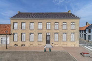 Herenhuis met ruime garage te koop in Izenberge.