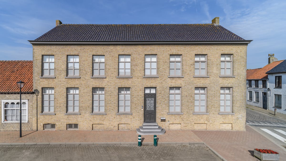 Herenhuis met ruime garage te koop in Izenberge.