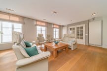 Herenhuis met ruime garage te koop in Izenberge.