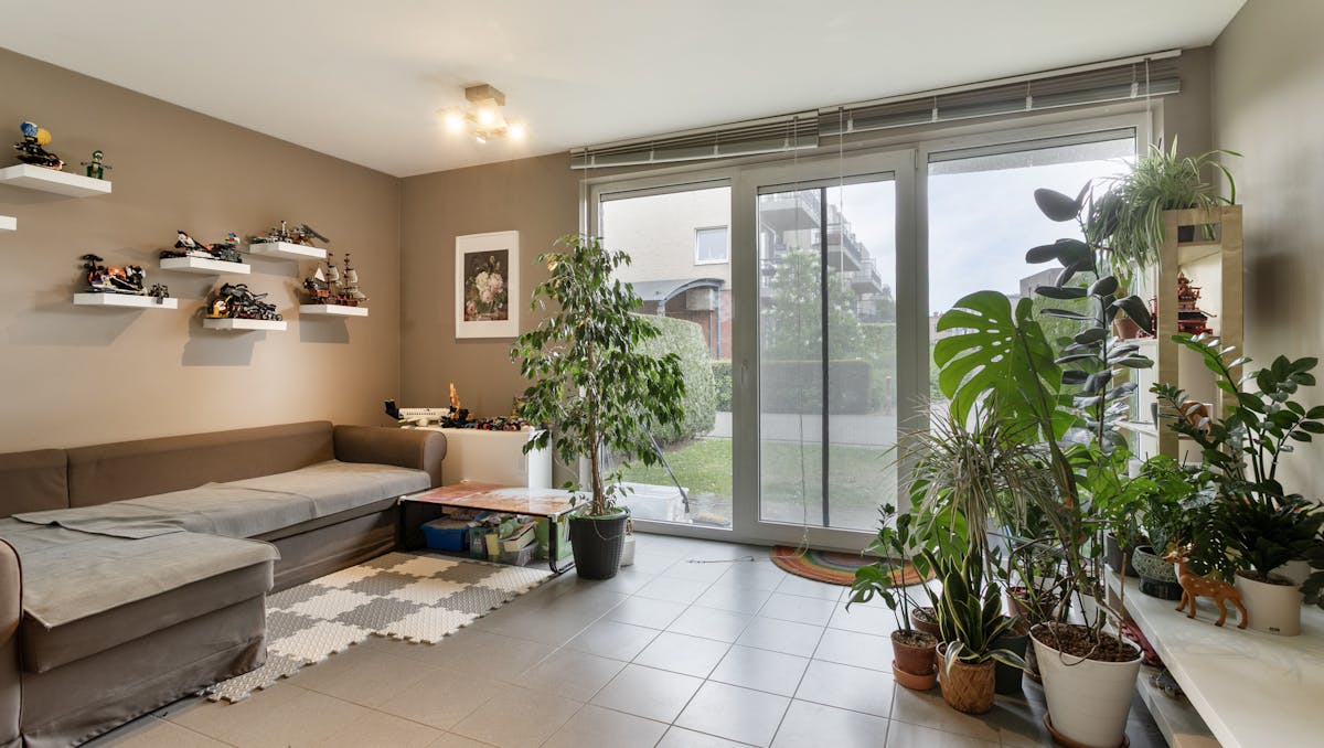 Gelijkvloers appartement met tuin en 2 slaapkamers te koop