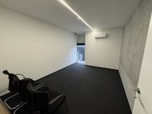 Strategisch gelegen KMO-unit (130 m²) met kantoor te huur