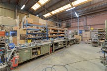  Magazijn (400 m² ) met woning (229 m²) op 4000m² terrein