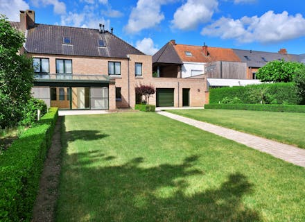 Statig huis te koop in centrum Torhout met 3 slaapkamers (4de mogelijk).