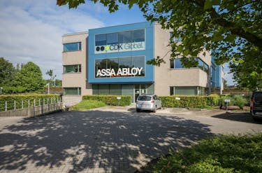 Kantoren (1.200 m²) met goede zichtbaarheid vanaf E40 te Melle