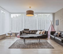 Instapklare gezinswoning met modern magazijn te koop in Kortrijk