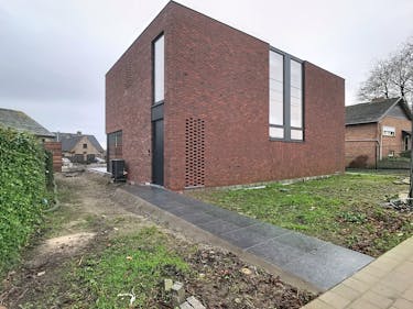 Nieuwbouwwoning met 3 kamers, tuin en carport in Poperinge