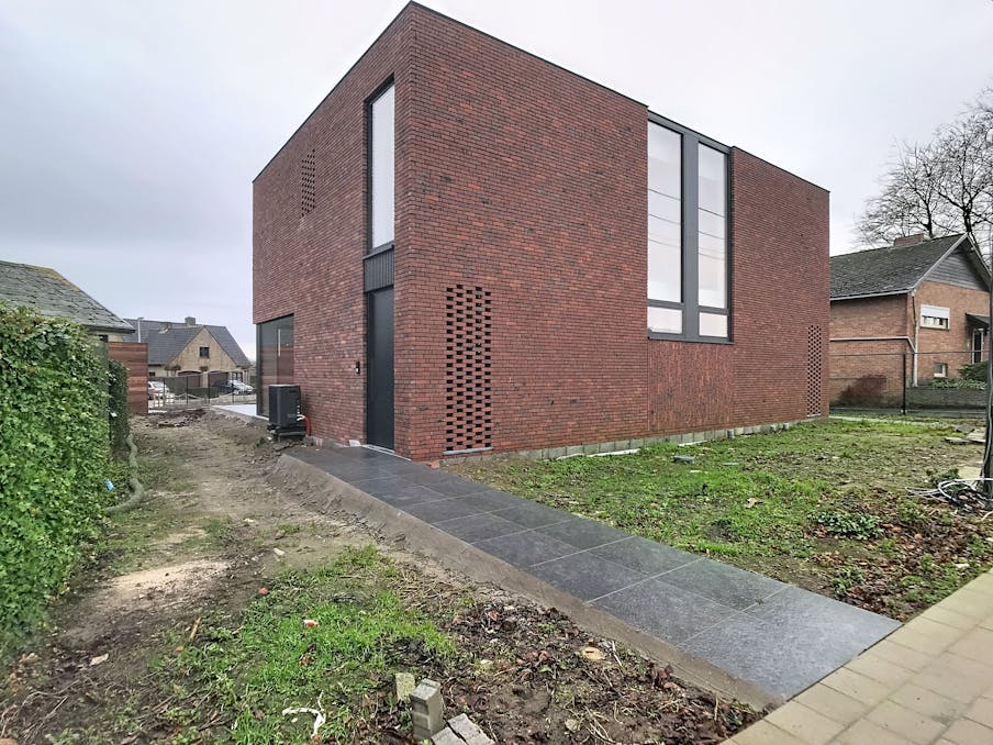 Nieuwbouwwoning met 3 kamers, tuin en carport in Poperinge