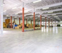 Magazijn (2.200 m²) met verdiep (2.200 m²) te koop in Eeklo