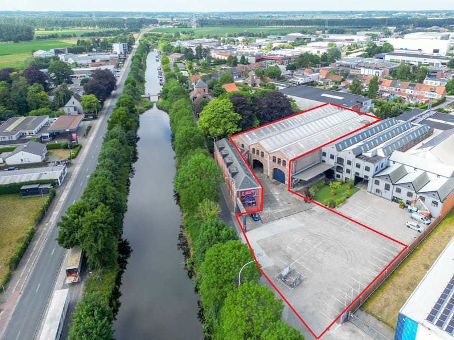 Magazijn (2.200 m²) met verdiep (2.200 m²)  te koop in Eeklo