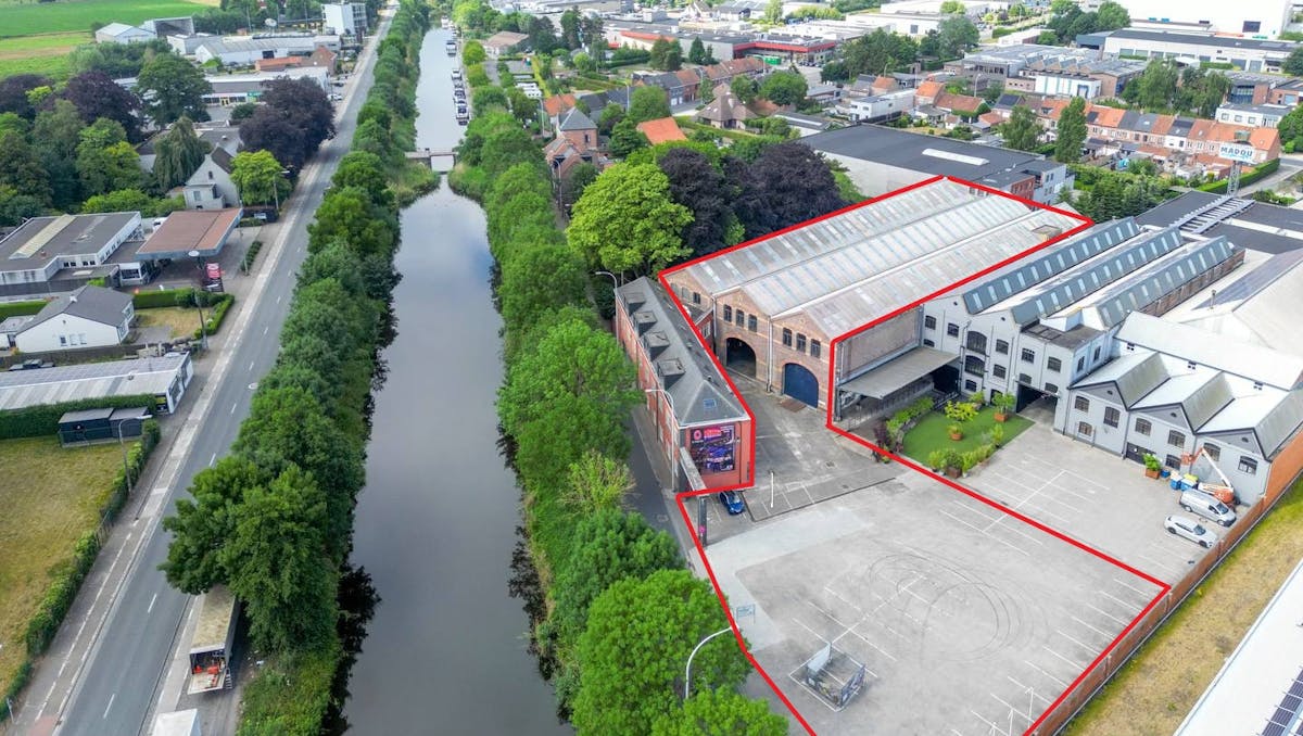 Magazijn (2.200 m²) met verdiep (2.200 m²) te koop in Eeklo