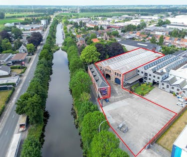 Magazijn (2.200 m²) met verdiep (2.200 m²) te koop in Eeklo
