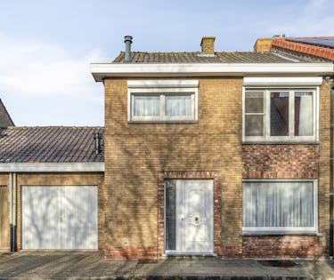 Te renoveren gezinswoning met leuke tuin in Geluwe