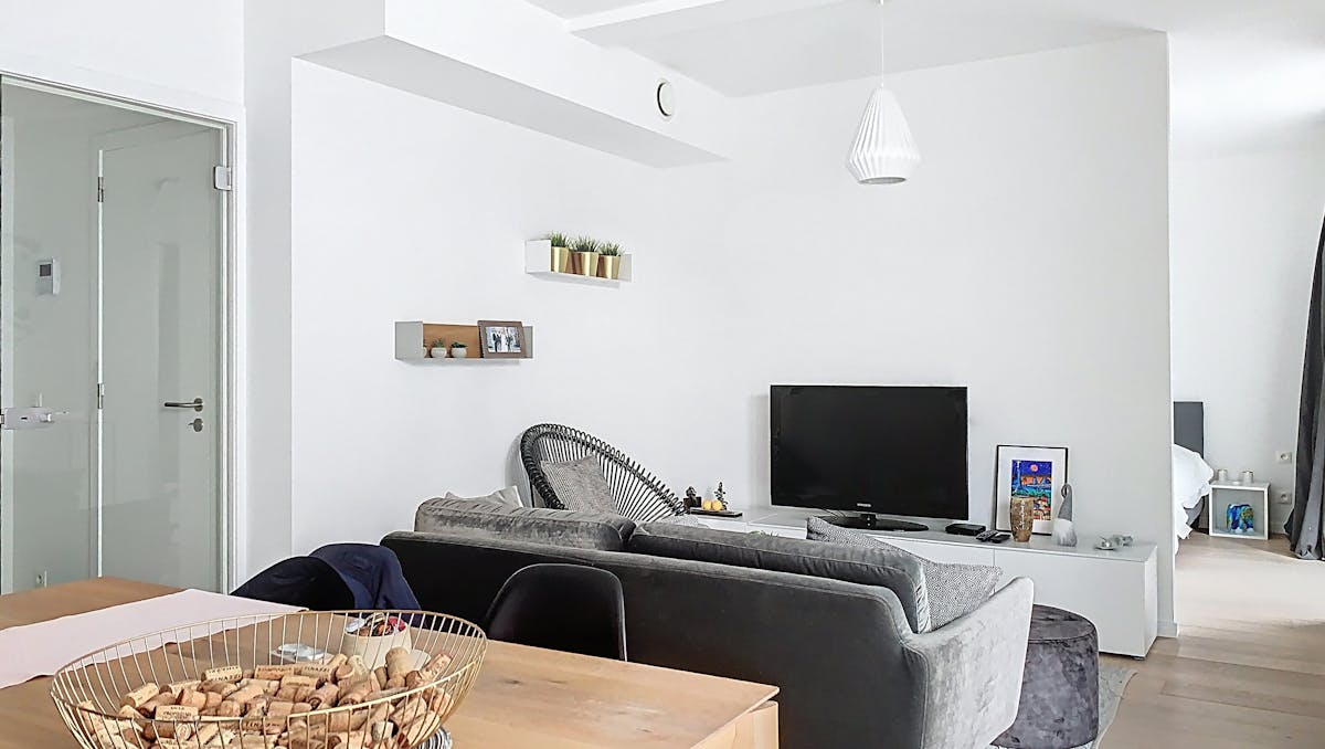 Dansaert - Spacieux studio meublé avec parking à louer