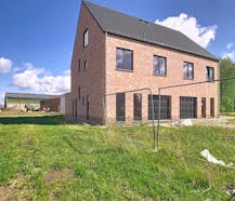 Casco halfopen bebouwing met 5 tot 7 slaapkamers, tuin en garage.