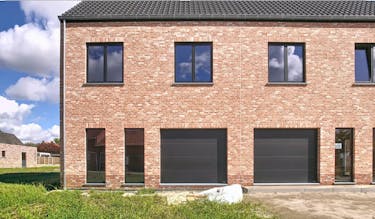 Casco halfopen bebouwing met 5 tot 7 slaapkamers, tuin en garage.