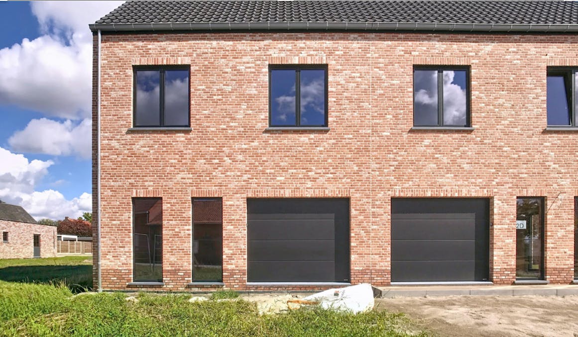 Casco halfopen bebouwing met 5 tot 7 slaapkamers, tuin en garage.