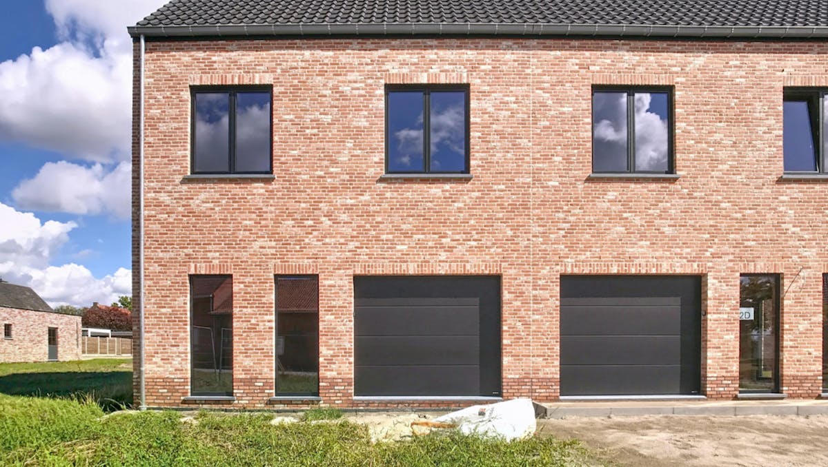 Casco halfopen bebouwing met 5 tot 7 slaapkamers, tuin en garage.