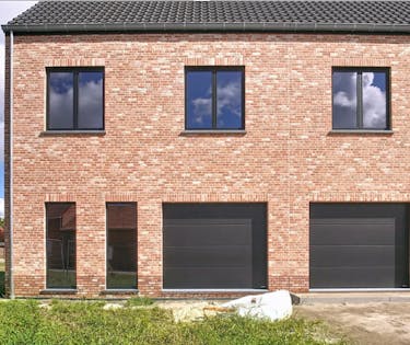 Casco halfopen bebouwing met 5 tot 7 slaapkamers, tuin en garage.